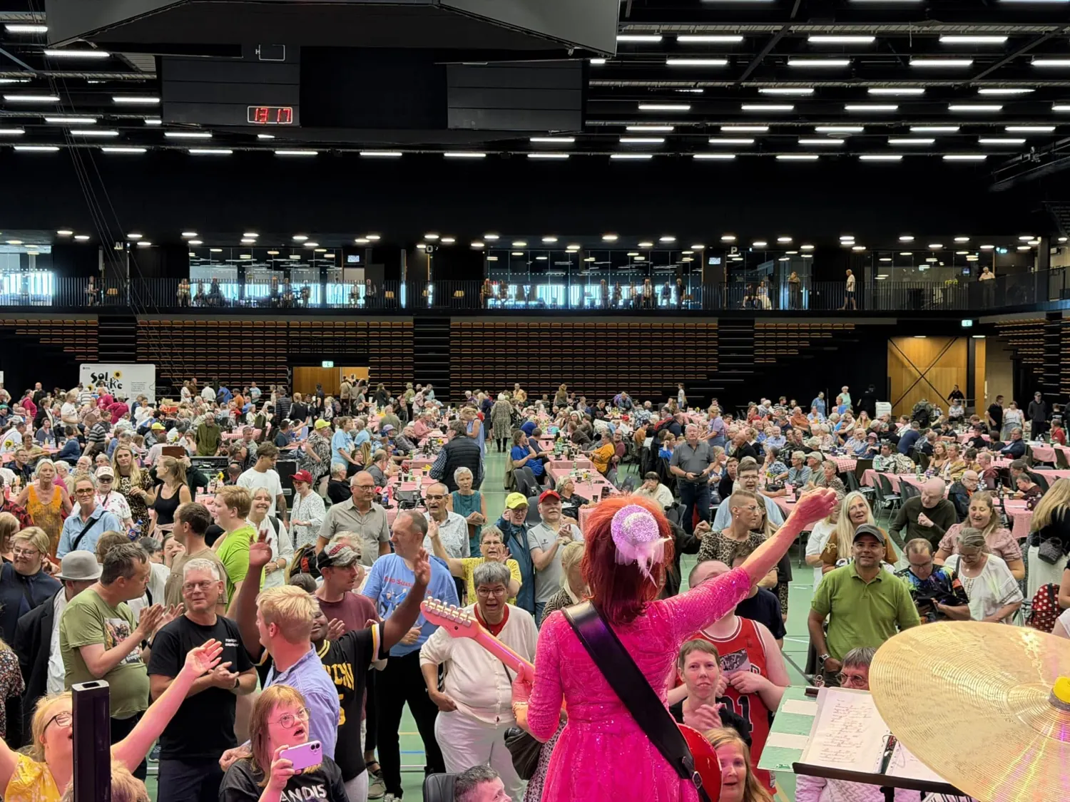 Stor festival-menneskemængde med hænderne i vejret foran scenen ved Handicapfestival Randers