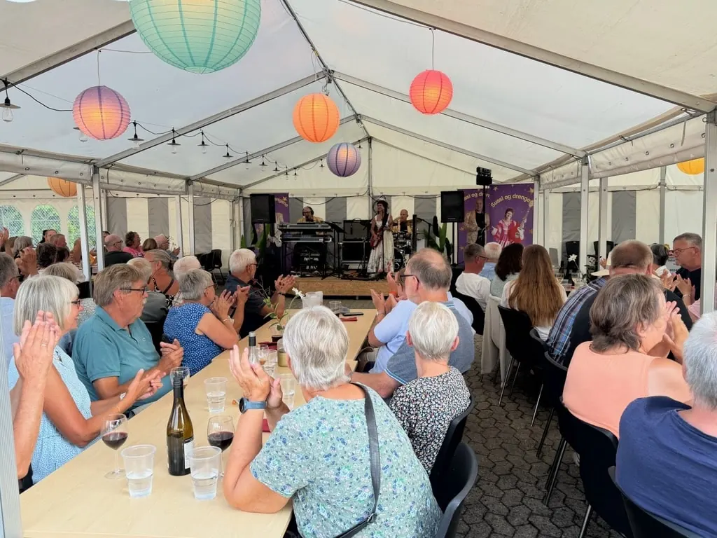 Fest i stort telt på Hestehaven camping i Glesborg med lanterner i loftet