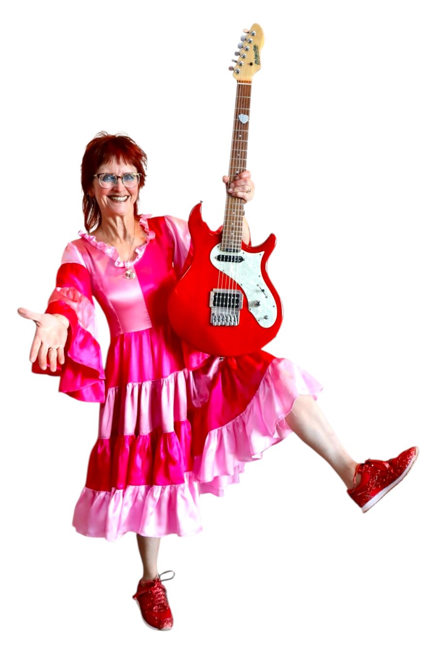 Sussi Nørholm Hansen med rød guitar i pink kjole