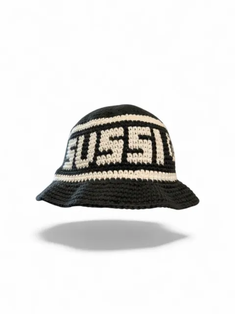 Hæklet sort og hvid bøllehat med SUSSI