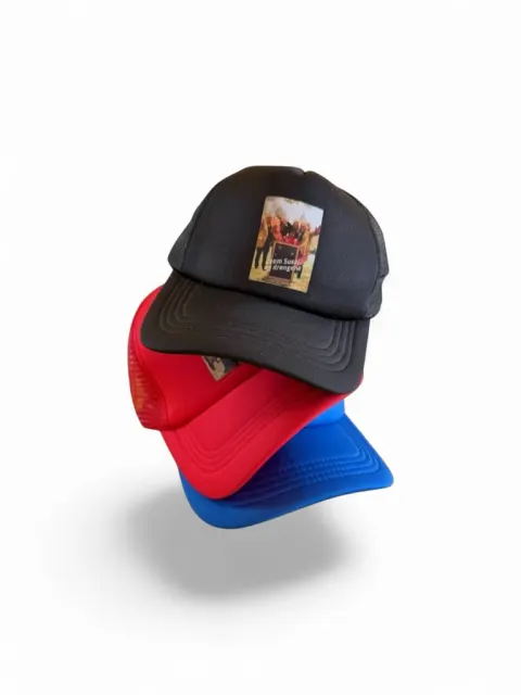 Trucker caps i sort, rød og blå med bandbilledet