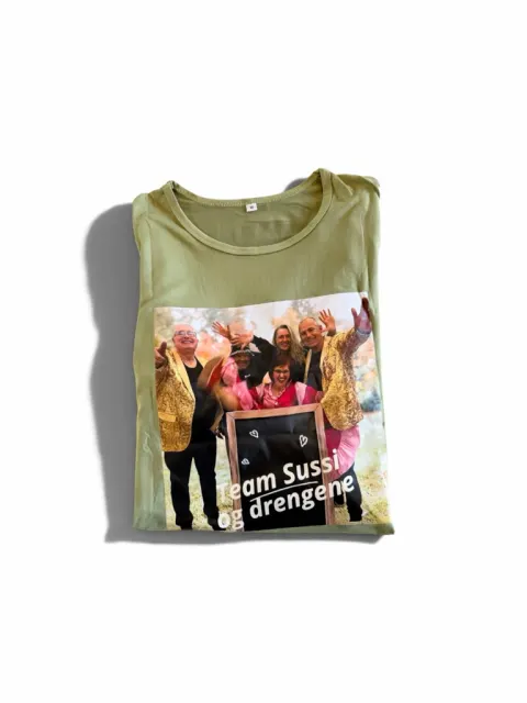 Grøn T-shirt med bandbilledet Team Sussi og drengene
