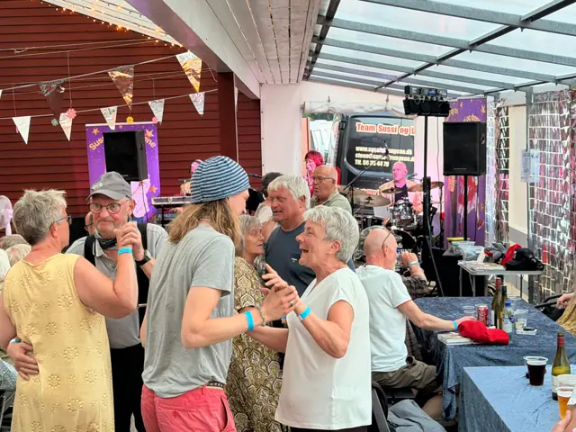Sussi & Drengene live — Humlum camping